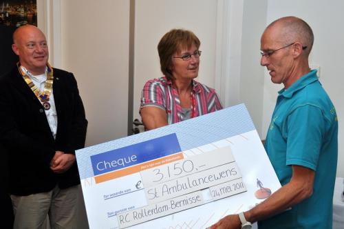 Stichting Ambulancewens ontvangt cheque van Rotaryclub